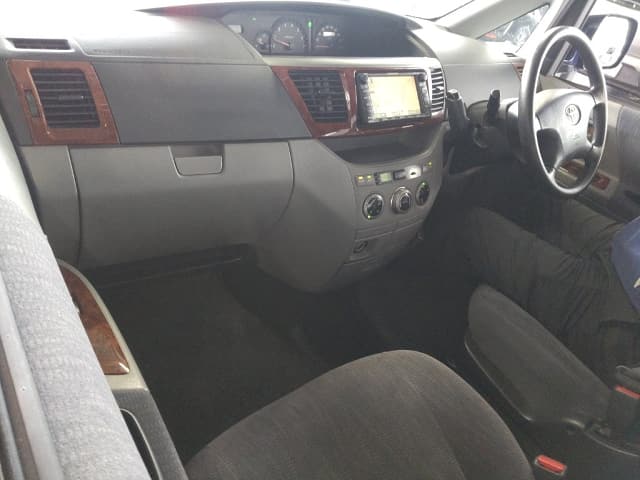 TOYOTA Noah thumbnail 4
