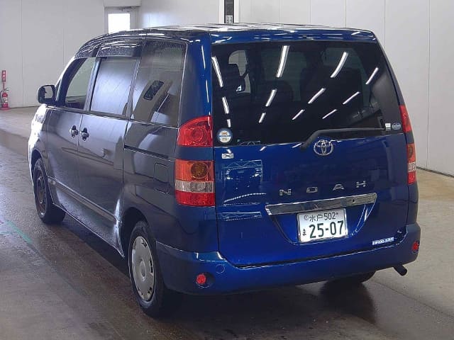 TOYOTA Noah thumbnail 3