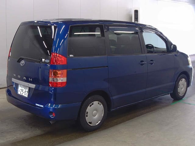 TOYOTA Noah thumbnail 2