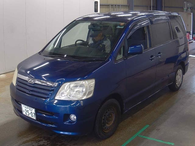 2004 TOYOTA Noah