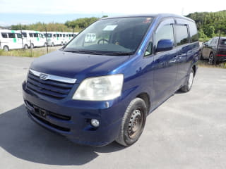 2004 TOYOTA Noah