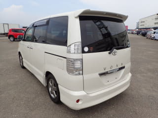 2005 TOYOTA Voxy