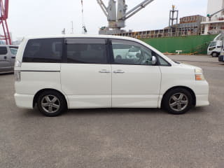2005 TOYOTA Voxy