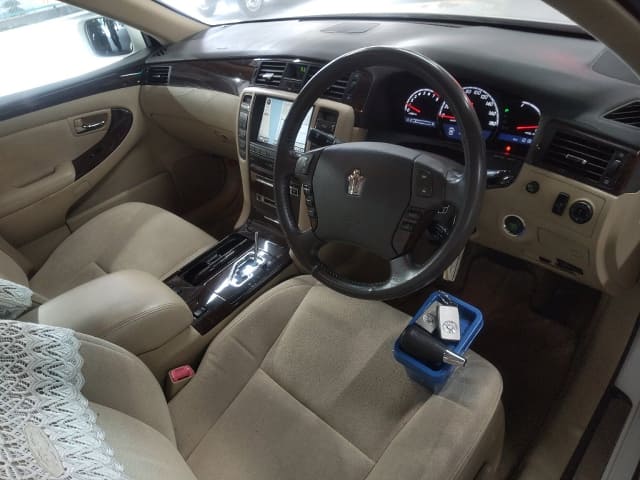 TOYOTA Crown thumbnail 3