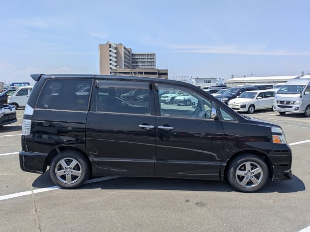 TOYOTA Voxy thumbnail 6