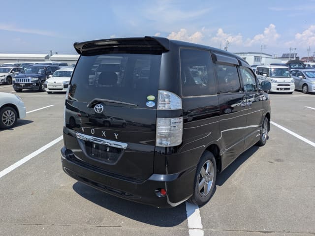 TOYOTA Voxy thumbnail 5