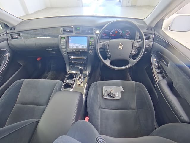 TOYOTA Crown thumbnail 3