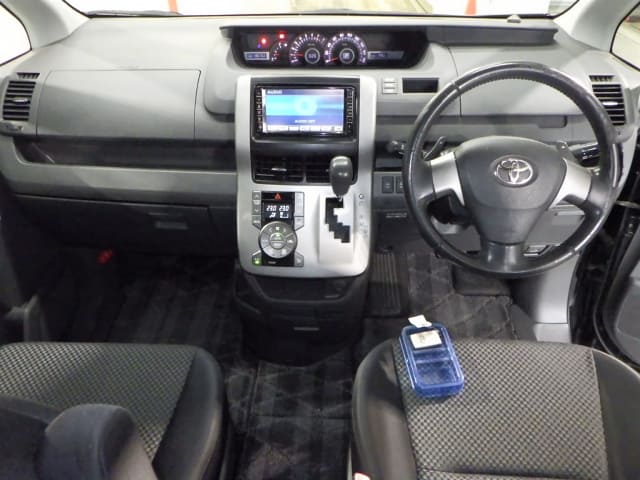 TOYOTA Noah thumbnail 3