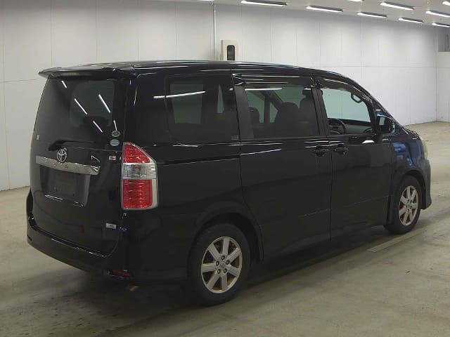 TOYOTA Noah thumbnail 2