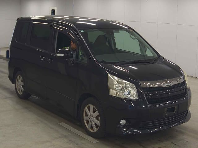 TOYOTA Noah thumbnail 5