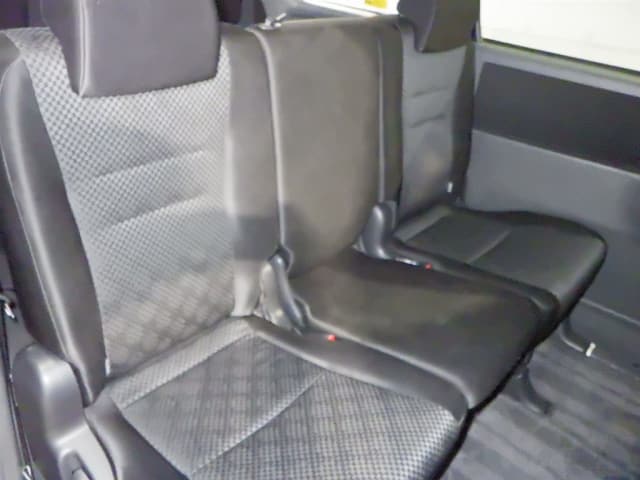 TOYOTA Noah thumbnail 4