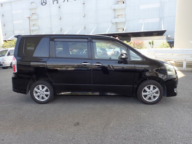 TOYOTA Noah thumbnail 6