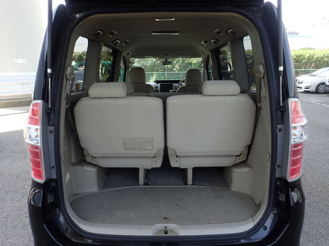 TOYOTA Noah thumbnail 29