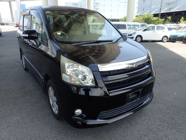 TOYOTA Noah thumbnail 7