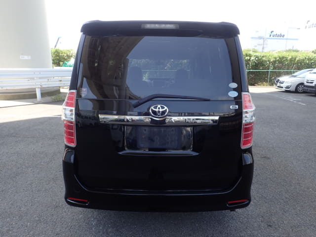 TOYOTA Noah thumbnail 4