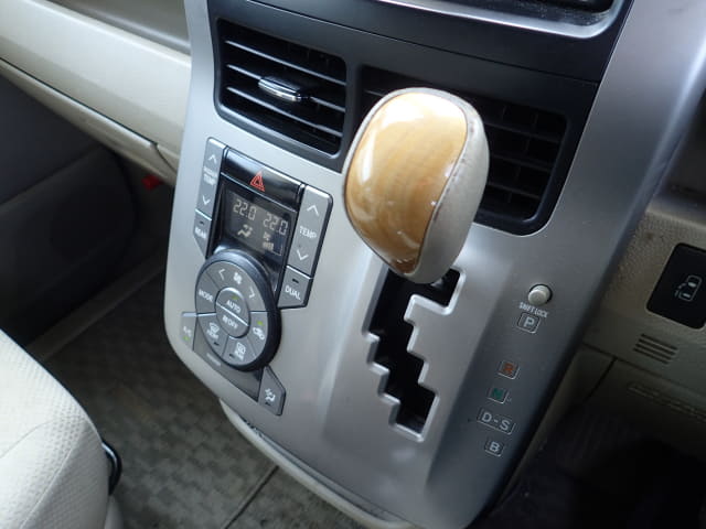 TOYOTA Noah thumbnail 37