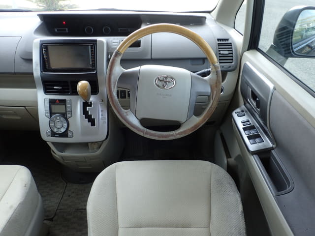 TOYOTA Noah thumbnail 33