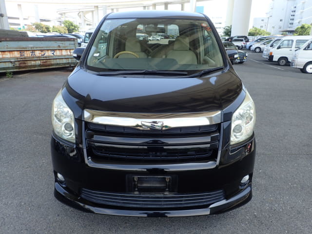 TOYOTA Noah thumbnail 8