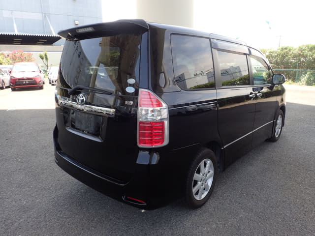 TOYOTA Noah thumbnail 5