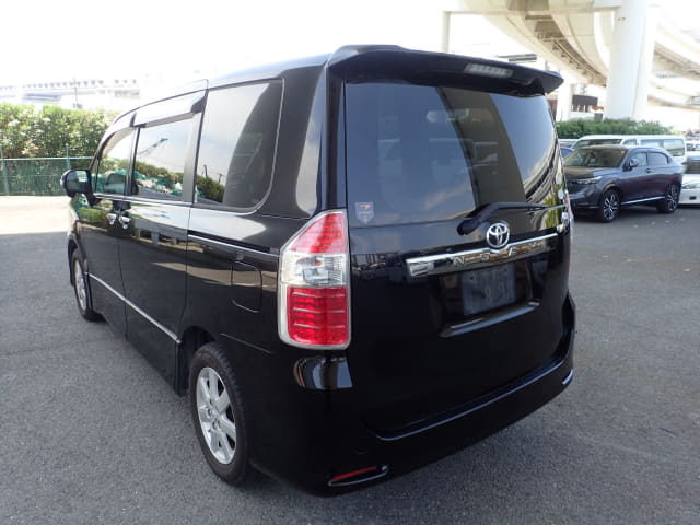 TOYOTA Noah thumbnail 3