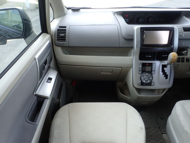 TOYOTA Noah thumbnail 34