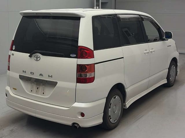 TOYOTA Noah thumbnail 2