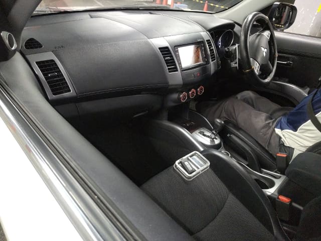 MITSUBISHI Outlander thumbnail 3
