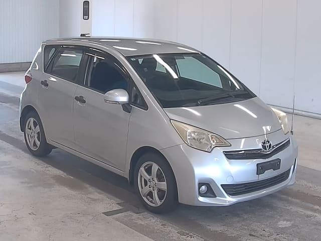 TOYOTA Ractis thumbnail 4