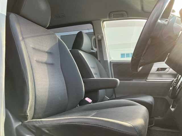 TOYOTA Voxy thumbnail 4