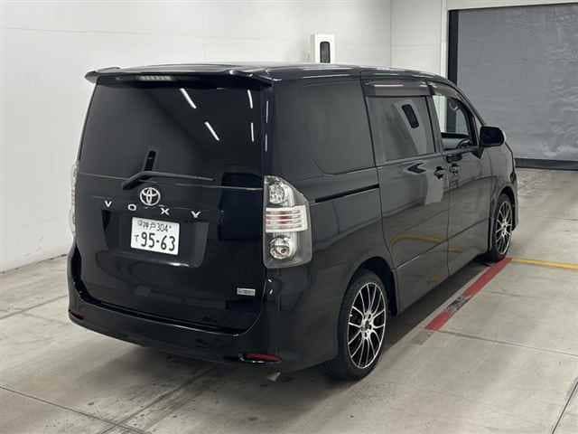 TOYOTA Voxy thumbnail 2