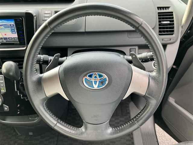 TOYOTA Voxy thumbnail 3