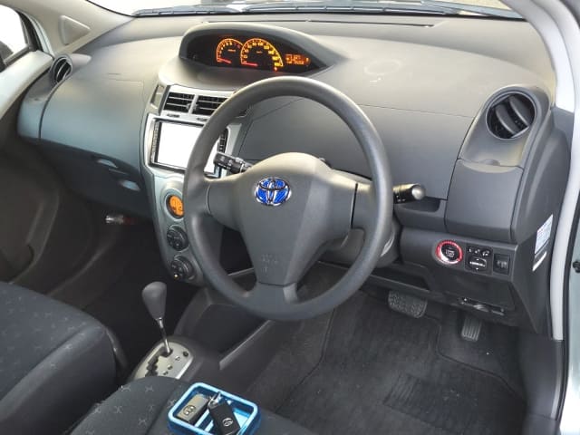 TOYOTA Vitz thumbnail 3