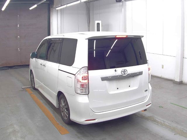 TOYOTA Voxy thumbnail 5