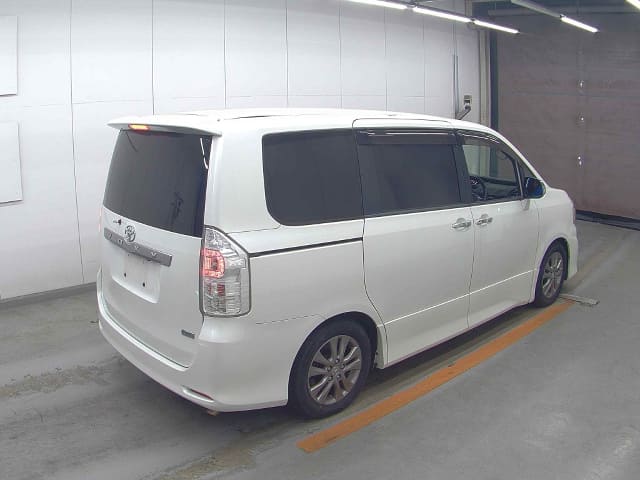 TOYOTA Voxy thumbnail 2
