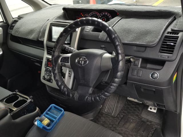 TOYOTA Voxy thumbnail 3
