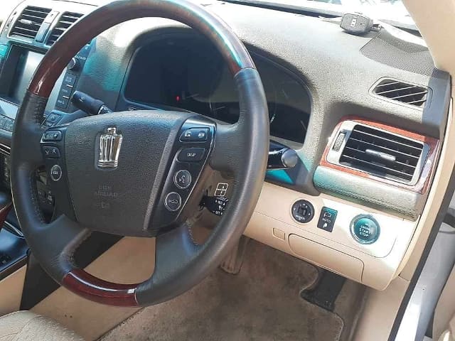 TOYOTA Crown thumbnail 3
