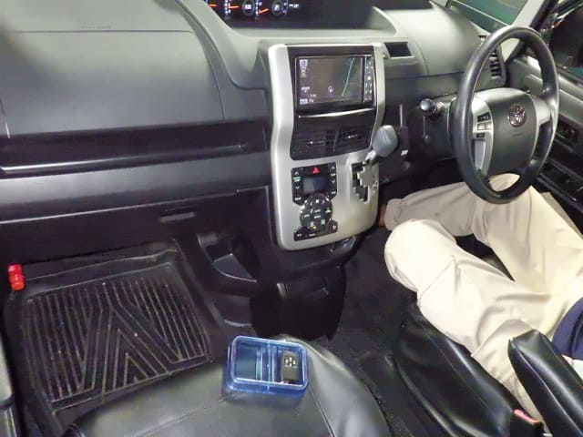 TOYOTA Voxy thumbnail 4