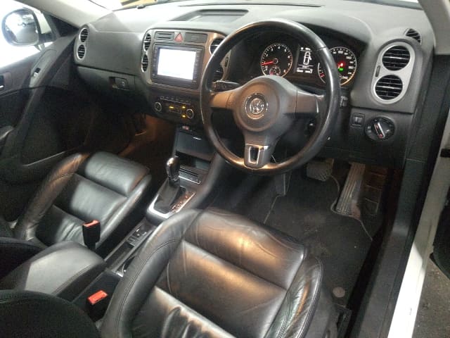VOLKSWAGEN Tiguan thumbnail 4