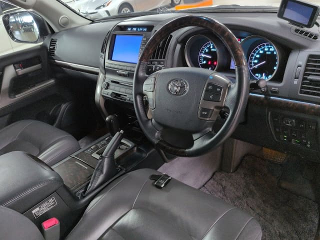 TOYOTA Land Cruiser thumbnail 4