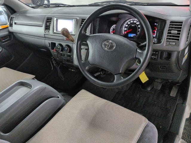 TOYOTA Regiusace Van thumbnail 3