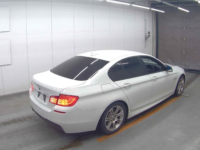 BMW 5 Series thumbnail 2