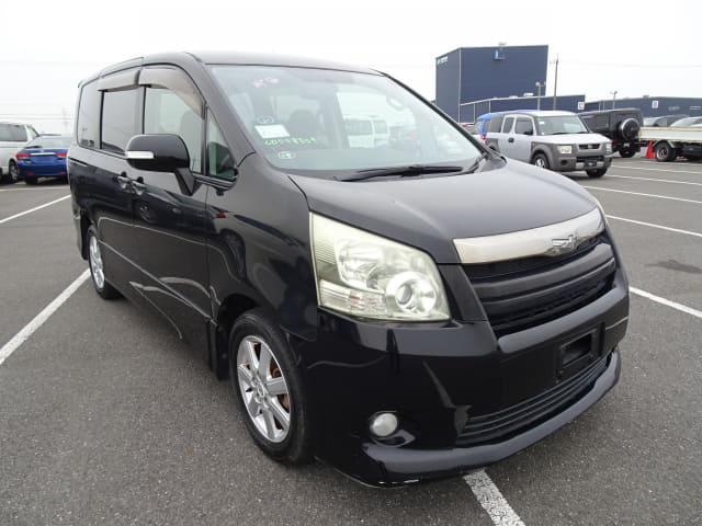 TOYOTA Noah thumbnail 7