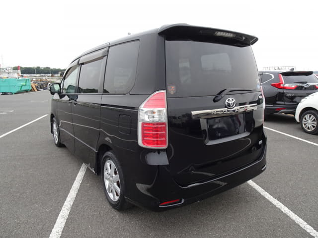 TOYOTA Noah thumbnail 3