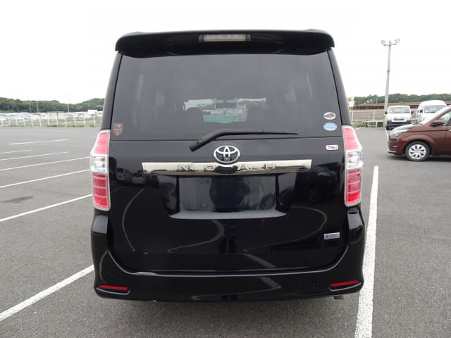 TOYOTA Noah thumbnail 4