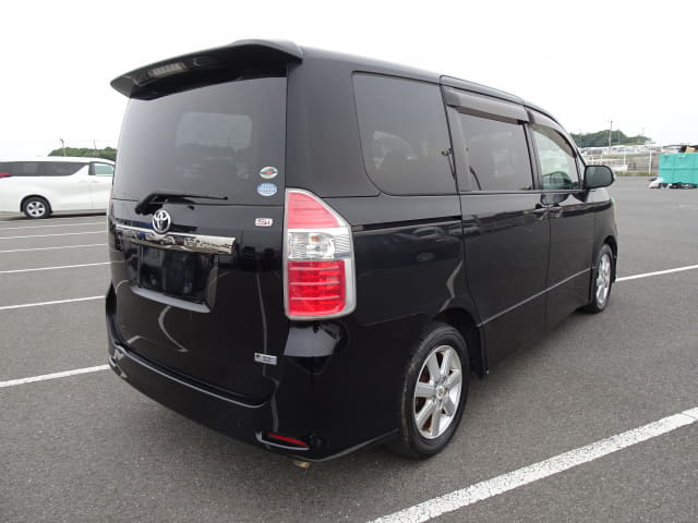 TOYOTA Noah thumbnail 5