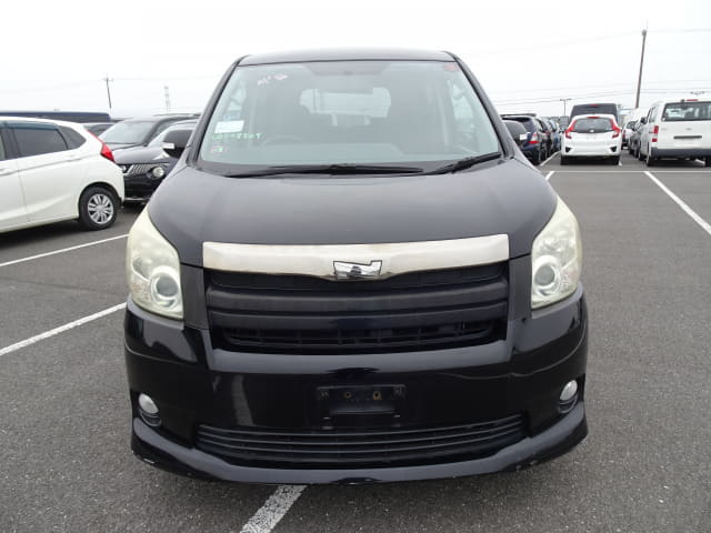 TOYOTA Noah thumbnail 8