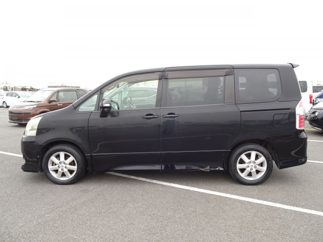 TOYOTA Noah thumbnail 2