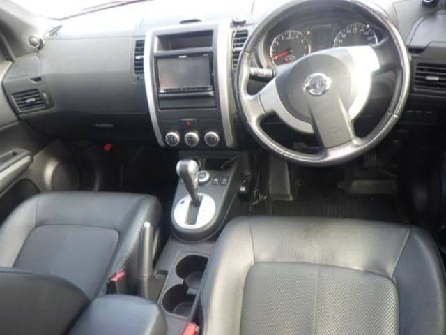 NISSAN X-Trail thumbnail 3