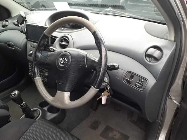 TOYOTA Vitz thumbnail 3
