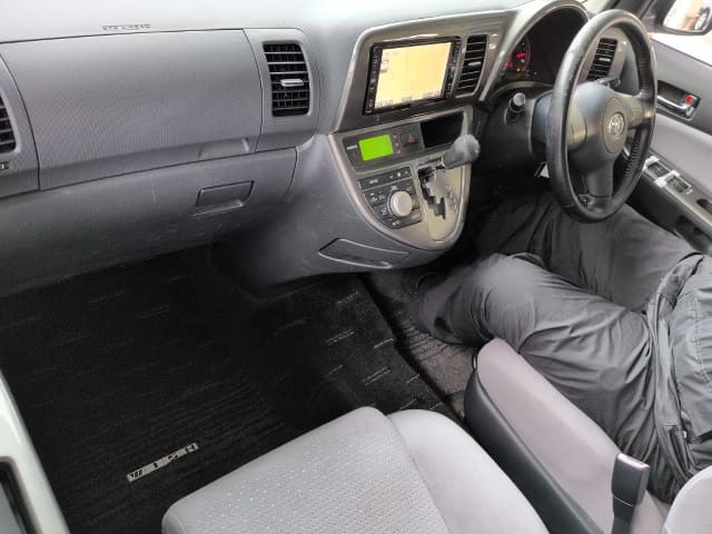 TOYOTA Wish thumbnail 4